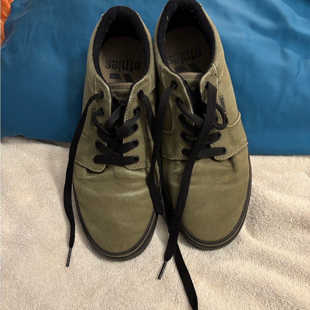 Etnies Green Sneakers with Canvas Upper and Black Rubber Sole